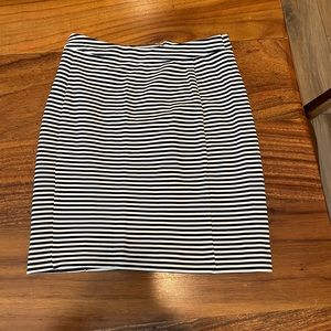 Skirt. Black and white strips